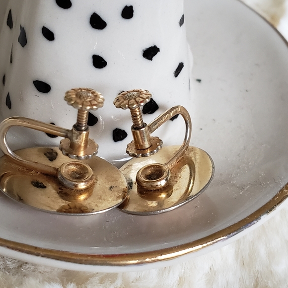 vintage carved shell cameo earrings - Picture 3 of 7